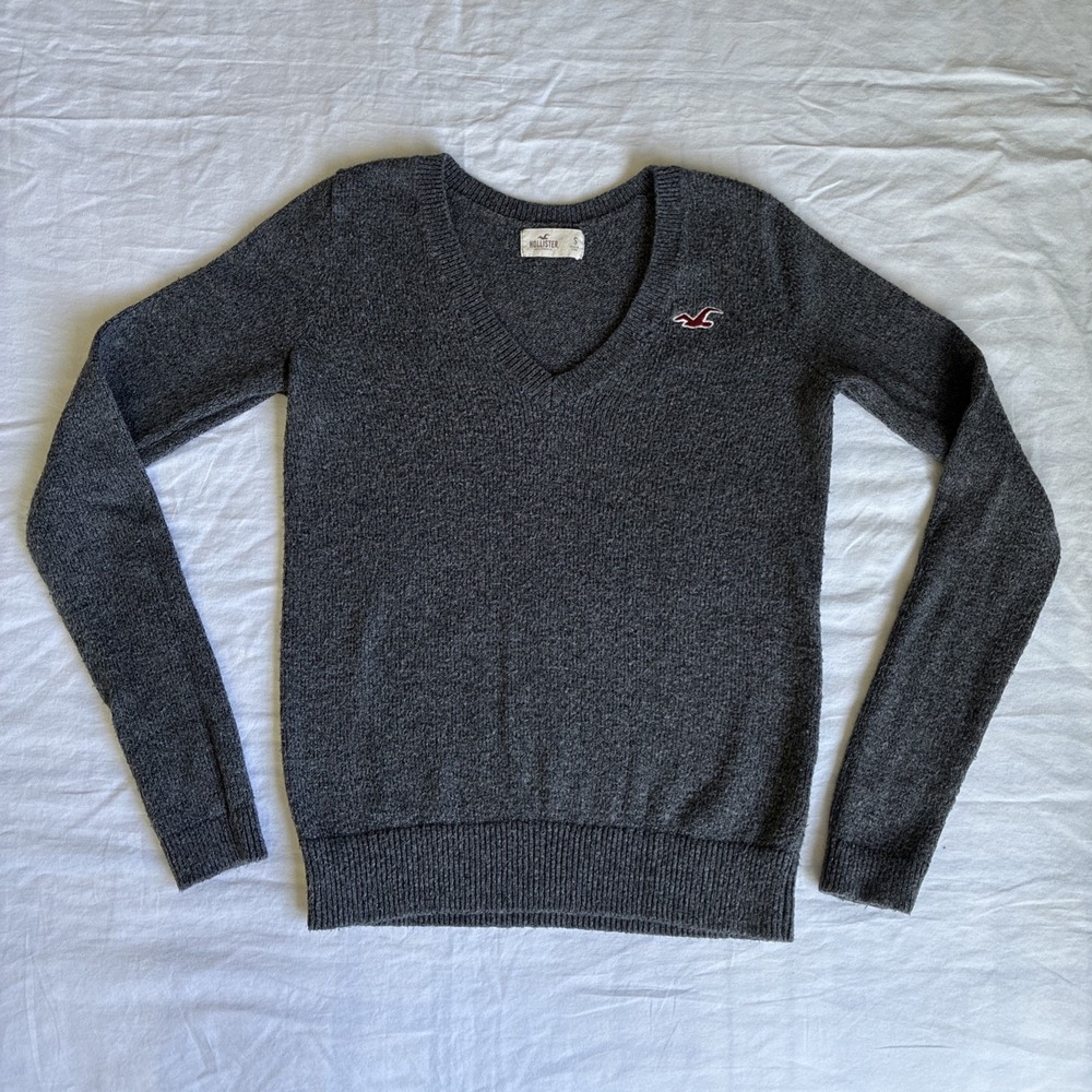 Hollister Gray V-Neck Knit Sweater Classic Red Seagull Logo Pullover Size S